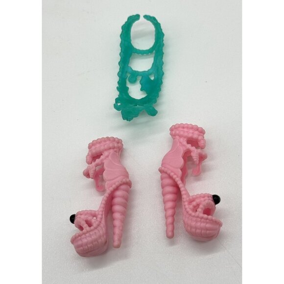 Monster High Lagoona Blue Frights Camera Action Pink Heel Shoes & Teal Necklace - Picture 2 of 2